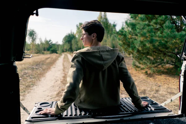 Bir Arabanın Bagajında Oturan Yol Boyunca Çayırların Ormanın Manzarasına Hayran — Stok fotoğraf