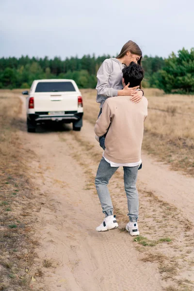 Jovem Gira Sua Namorada Seus Braços Durante Parada Estepe Floresta — Fotografia de Stock