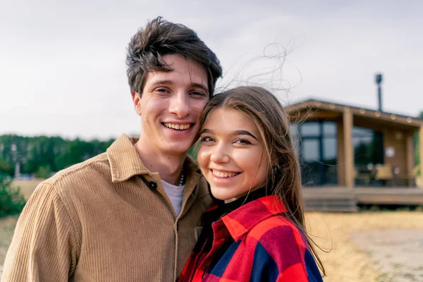 Sevecen Erkek Kız Birbirlerine Şefkatle Sarılıyorlar Evlerinin Yakınındaki Doğada Gülümseyerek — Stok fotoğraf