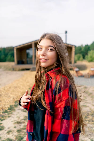 Close Portrait Face Beautiful Girl Who Runs Wooden Cabin Woods — Stock Photo, Image