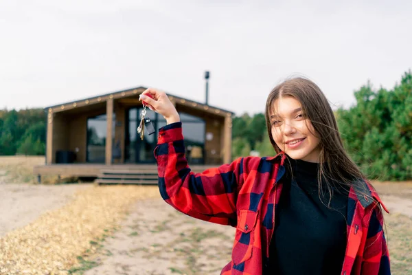 Girl Holds Bunch Keys Her New Home Backdrop Wooden Cottage — Stock Photo, Image