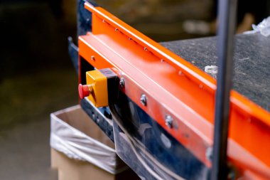 Fabrikadaki atık sıralama hattında kemerin hareketini açmak ve kapatmak için büyük kırmızı düğme.