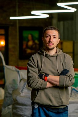 Özel bir fabrikadaki atık işleme ve atık tasnif istasyonunda çalışan bir erkek işçinin portresi