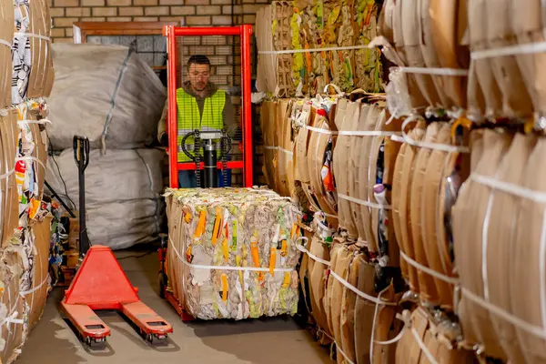 Seorang Pekerja Yang Menggunakan Lift Stacker Dan Mengangkut Kotak Kardus — Stok Foto