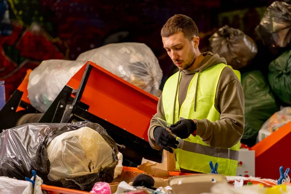Vista Lateral Homem Uniforme Trabalhando Uma Linha Distribuição Lixo Classificando — Fotografia de Stock