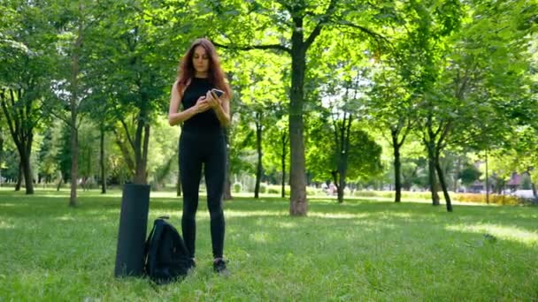 Eğitimden Önce Sonra Parkta Yürüyüş Yaparken Elinde Akıllı Telefonu Tutan — Stok video