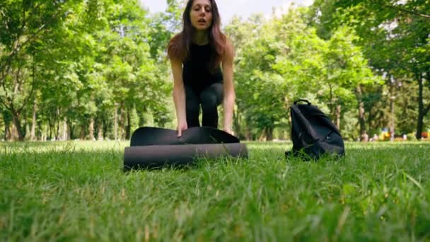 Close Het Meisje Legt Een Fitness Mat Het Gras Het — Stockvideo