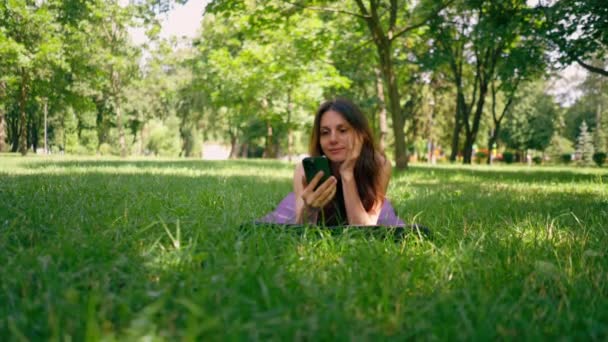 Aktive Schöne Yogi Frau Während Eines Spaziergangs Park Vor Oder — Stockvideo