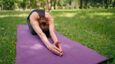 Yoga meditasyonu sırasında kadın ellerinin yakın çekimi fiziksel egzersiz meditasyonu sırasında