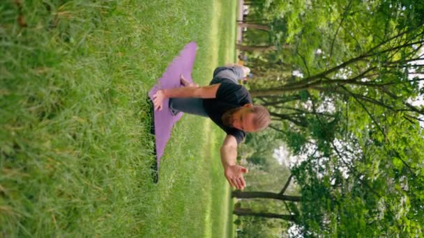 Vídeo Vertical Guapo Barbudo Hombre Meditando Parque Practicando Yoga Haciendo — Vídeos de Stock