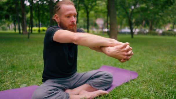 Hombre Barbudo Guapo Meditando Parque Practicando Yoga Haciendo Estiramientos Ejercicios — Vídeo de stock