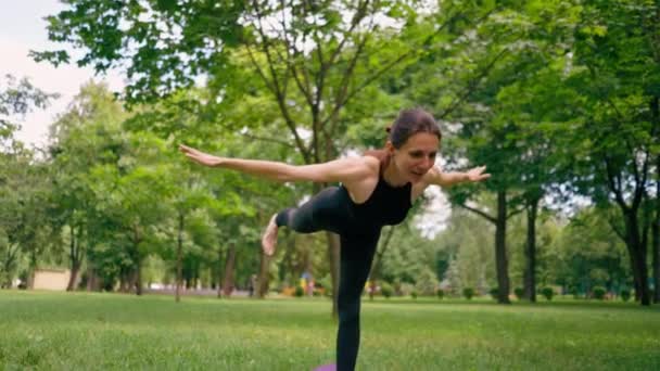 Erfaren Kvinnlig Instruktör Mediterar Parken Utövar Yoga Sträcker Sig Ett — Stockvideo