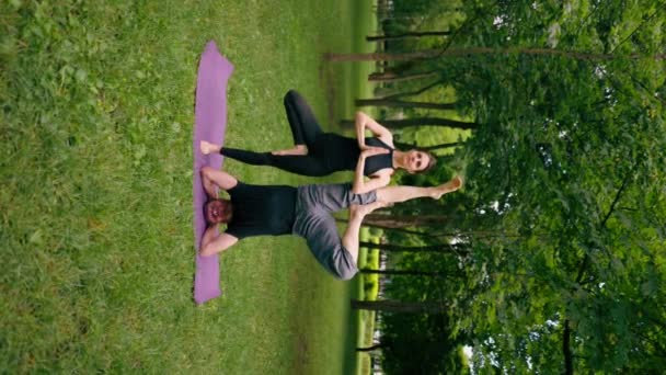Casal Vídeo Vertical Amor Instrutor Ioga Mulher Fazendo Exercícios Parque — Vídeo de Stock