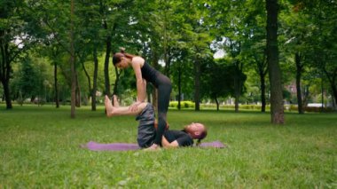 aşık çift veya yoga eğitmeni ve şehir parkında egzersiz yapan kadın sağlıklı vücut kasları destekliyor.
