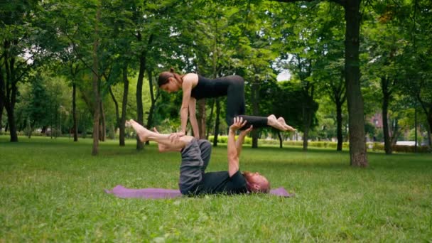 Pasangan Instruktur Cinta Atau Yoga Dan Perempuan Yang Melakukan Latihan — Stok Video