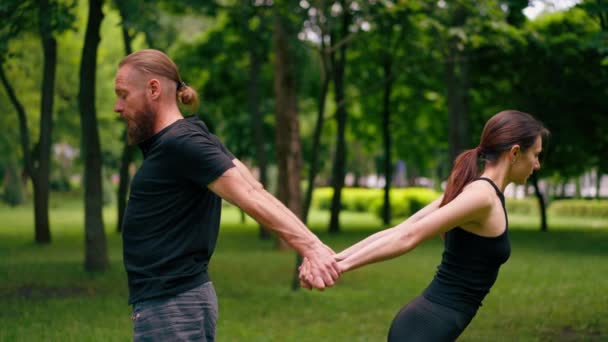 Aşık Çiftler Yoga Hocası Kadın Şehir Parkında Egzersiz Yapıyorlar — Stok video