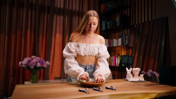 Ung Vacker Flicka Noggrant Undersöker Pärlor Innan Produktionen Hantverk Smycken — Stockvideo