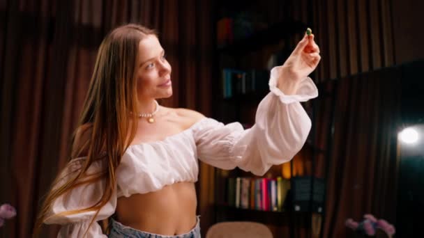 Ung Vacker Flicka Noggrant Undersöker Pärlor För Ett Halsband Eller — Stockvideo