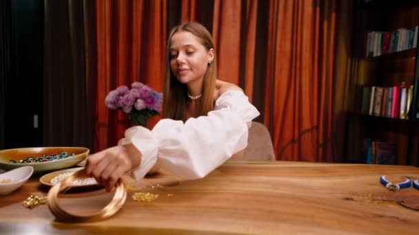 Νεαρή Κοπέλα Κάνει Κοσμήματα Χέρια Της Κρατώντας Επιχρυσωμένο Λεπτό Σύρμα — Αρχείο Βίντεο