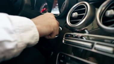 Yakın plan erkek sürücü anahtarı kontağa takar araba yolculuğu teknolojisini başlatır.