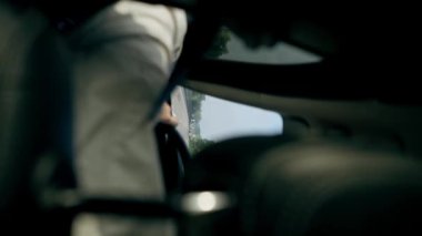 dikey siyah deri iç mekan lüks bir araba görüntüsü sürücü aynasındaki arka koltuktan uzun bir yolculuk