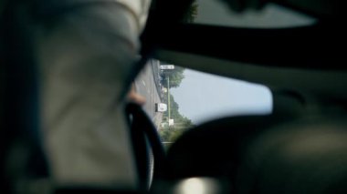 dikey siyah deri iç mekan lüks bir araba görüntüsü sürücü aynasındaki arka koltuktan uzun bir yolculuk