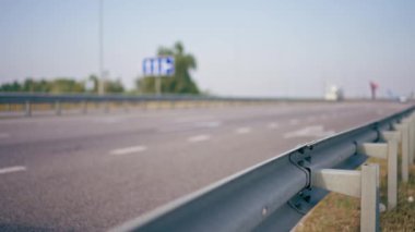 Arka planda yakın kasaba yolu hızlı hareket eden arabalar konsept seyahat eğlence ve hız