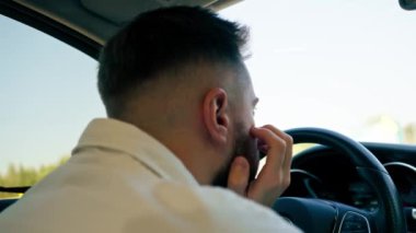 Bir adam bir şoför lüks bir araba kullanıyor bir şehir yolunda siyah deri bir iç mekan bir navigasyon ekranı