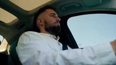Yakın plan bir adam bir şoför lüks bir araba kullanıyor bir şehir yolunda siyah deri bir iç mekan bir navigasyon ekranı