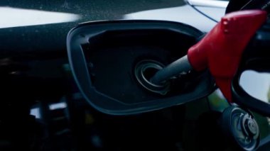 Trafik işaretli mavi bir gökyüzünde trafik ışığı kapalı otomobil yol düzenlemesi