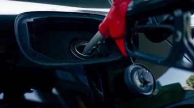 Trafik işaretli mavi bir gökyüzünde trafik ışığı kapalı otomobil yol düzenlemesi