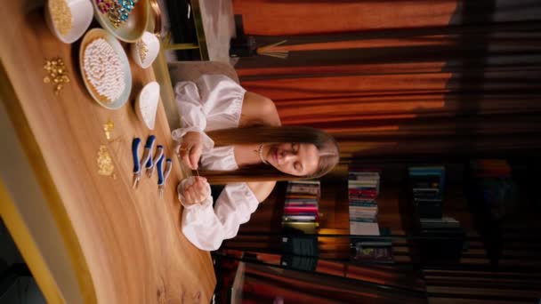 垂直ビデオ 美しい ジュエリー 彼女自身の ビーズ のために ネックレス — ストック動画