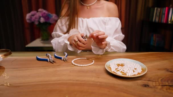 Close Hands Young Girl Makes Jewelry Her Own Hands Cuts — Stock Video