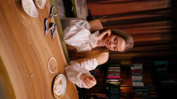 Vertikální Video Krásný Mladý Needlewoman Při Pohledu Vyrobený Perla Náhrdelník — Stock video