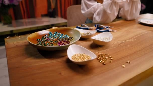 Închiderea Diferitelor Tipuri Margele Perle Instrumente Lucru Creează Bijuterii Scumpe — Videoclip de stoc