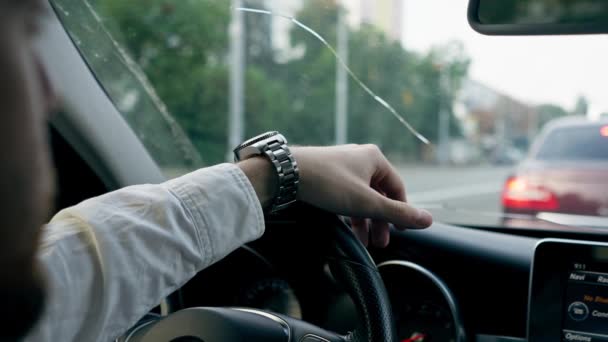Nahaufnahme Der Hände Mit Der Uhr Eines Männlichen Fahrers Steuer — Stockvideo