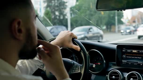 Zbliżenie Rąk Zegarkiem Męskiego Kierowcy Kierownicą Wnętrzu Luksusowego Samochodu Jadącego — Wideo stockowe