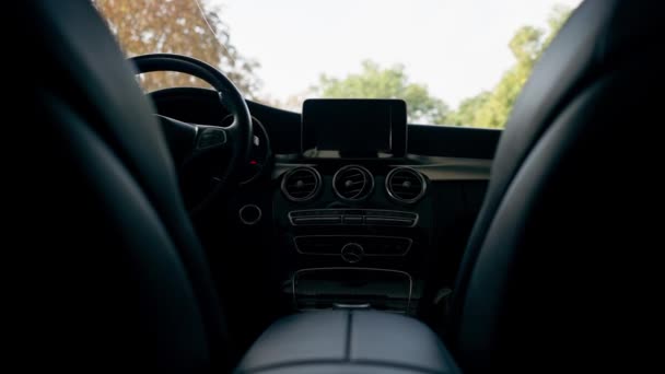 Задний Вид Человека Сидящего Рулем Роскошной Машины Телефоном Руках Экраном — стоковое видео