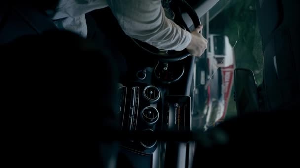 一个商人开着一辆豪华轿车在城里转悠 一个黑色皮革的内部导航屏幕堵塞了交通 — 图库视频影像