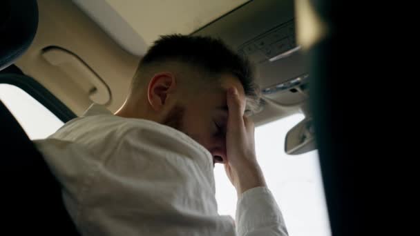 Retrato Homem Cansado Deprimido Motorista Chateado Dirigindo Carro Durante Viagem — Vídeo de Stock