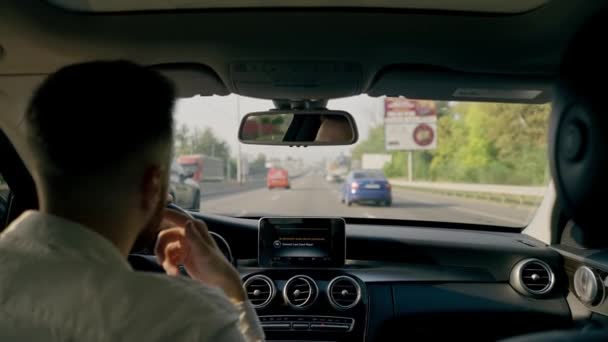 Widok Tyłu Człowiek Kierowca Jest Jazdy Luksusowy Samochód Wsi Droga — Wideo stockowe