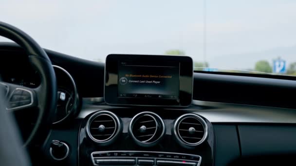 Interiér Luxusního Vozu Detailní Záběr Obrazovky Spojující Zařízení Bluetooth Systémem — Stock video