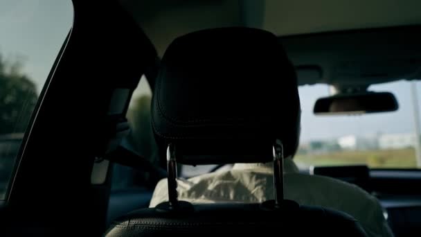 Schwarzes Lederinterieur Eines Luxusautos Blick Vom Hinteren Beifahrersitz Auf Den — Stockvideo