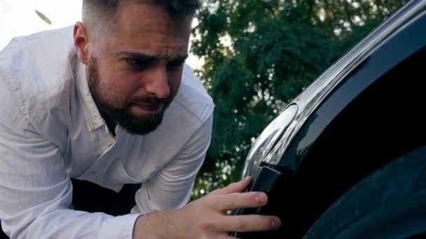 Primo Piano Uomo Barbuto Sconvolto Controllo Danneggiato Paraurti Auto Nera — Video Stock