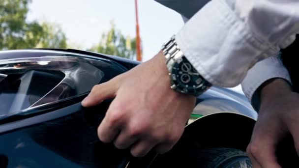 Close Dari Seorang Pria Memeriksa Bumper Yang Rusak Dari Mobil — Stok Video