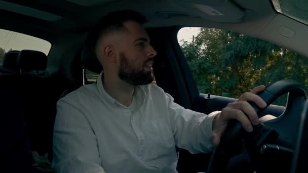 Nachdenklicher Seriöser Berufskraftfahrer Steuer Nimmt Seinen Beifahrer Mit Ins Auto — Stockvideo