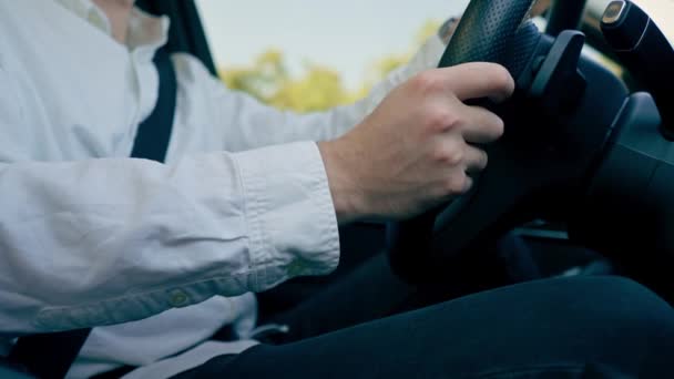 Κοντινό Πλάνο Των Χεριών Ενός Άνδρα Οδηγού Πίσω Από Τιμόνι — Αρχείο Βίντεο