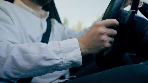 Zbliżenie Rąk Kierowcy Kierownicą Wnętrzu Luksusowego Samochodu Jadącego Mieście — Wideo stockowe