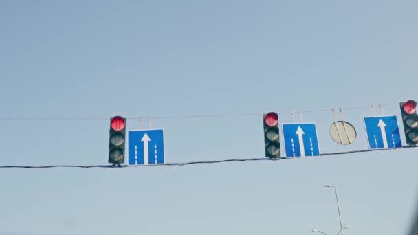 Operando Semáforo Céu Azul Com Regras Trânsito Sinalização Rodoviária Regulamentação — Vídeo de Stock