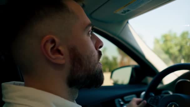 Zpět Pohled Člověka Řidič Řídí Luxusní Auto Venkově Silnice Černá — Stock video